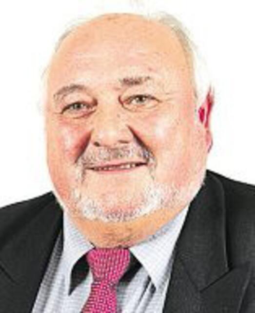 Landkreis Hi, Landrat Wegener, in seiner Zuständigkeit in Sachen 66,5Km GEP Leine und Planungsaufwand von 42.175,28 €,  hätte Kanu-Wehrumsetzhilfen längst liefern müssen:
http://www.landkreishildesheim.de/index.php?object=tx7C1905.5.1&ModID=10&FID=546.84.1&NavID=1905.82&La=1&ort=546.11  _ Vorbildlich für’s LeineLand _ 
http://www.fuerstenberger-seenland.de/fuerstenberg-paddeln.html | Foto: HiAZ