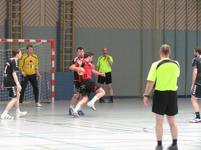 Die Gögginger Abwehr lässt Florian Schmidt nicht  durch.midt