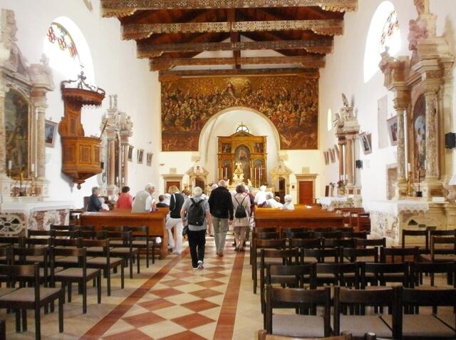 Der Flügelaltar in der Kirche stammt von dem Venezianer Girolama da S. Croce (1535). Er stellt die Spender Katarina und Ivan Frankopan in den Personen der hl. Katarina und des Johannes des Täufers dar. Dazwischen steht der Schutzpatron der Stadt Krk, der hl. Quirin. Er war der erste Bischof von Sisak.