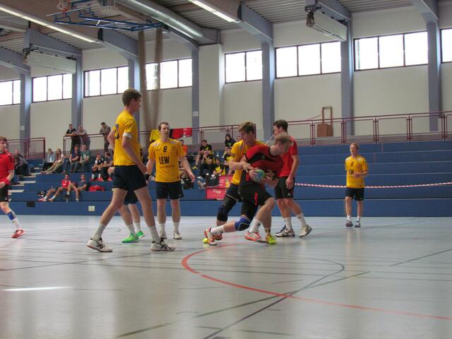 Stephan Brandl setzt sich am Kreis gegen seinen Gegenspieler durch.