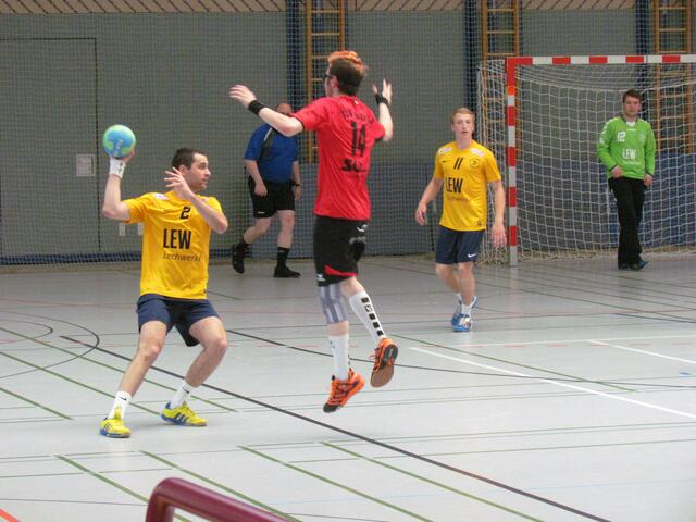 Ein Schwabmünchner Spieler sucht einen Weg vorbei am Neusäßer Patrick Armbrust.