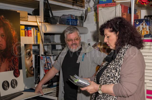 Wo die Naturgeister lebendig werden: myheimat zu Gast bei Meinrad Froschin und Uschi Eschbach. Keine Fotografie, sondern perfekte, verblüffende  Mischtechnik des Aibrush-Weltmeisters Meinrad Froschin - hier im Gespräc mit myheimat-Reporterin Sabina Scherer