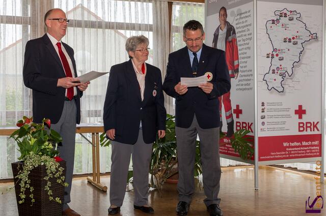 Doppelehrung für Helga Doll: Das Ehrenzeichen der Bereitschaften in silber und die silberne BRK-Nadel überreichen Stefan Stocker (links) und Thomas Winter