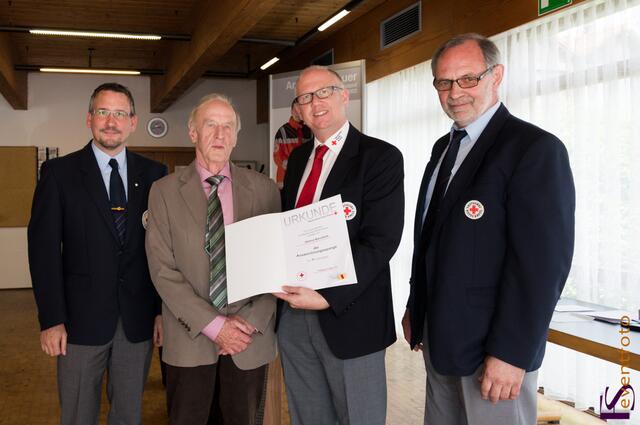 Die Auszeichnungsspange verlieh das Bayerische Rote Kreuz dem Friedberger Helmut Berchtold für 65 Dienstjahre. Im Bild v.l.: Rettungsdienstleiter Thomas Winter, Helmut Berchtold, Stellvertr. Kreisvorsitzender Stefan Stocker und Werner Haeske vom Ehrungsausschuss