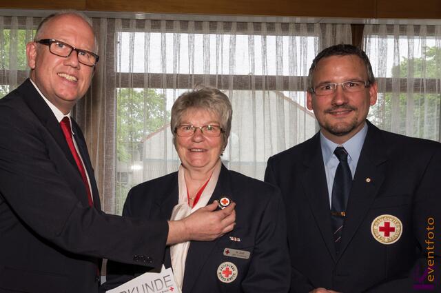 Doppelehrung für Helga Doll: Das Ehrenzeichen der Bereitschaften in silber und die silberne BRK-Nadel überreichen Stefan Stocker (links) und Thomas Winter