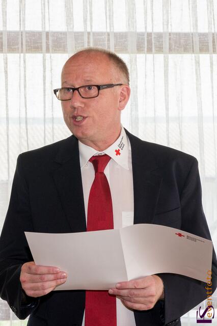 Ehrung für Helmut Bertold - stellvertr. BRK-Kreisvorsitzender Stefan Stocker bei der Verleihung der Auszeichnungsspange