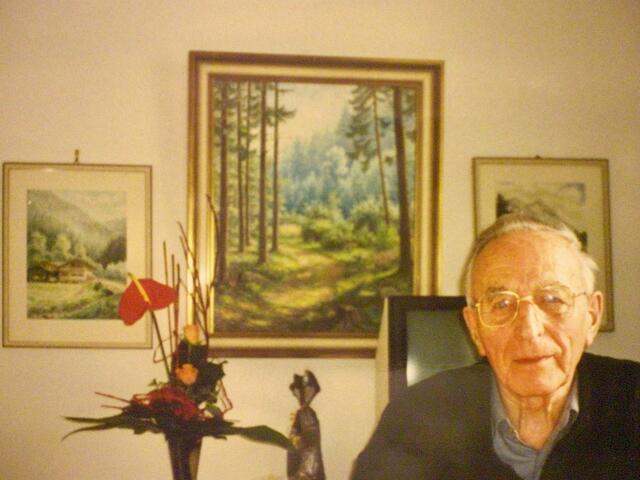 Wilhelm Oberle noch daheim in seinem Zimmer an der Wand Lieblingsbilder ein Schwarzwaldmotiv in Öl und zwei Aquarelle aus den Alpen.