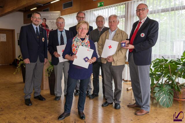 Thomas Winter (links) und Stefan Stocker (rechts) dankten den "externen" Helfern, die seit vielen Jahren bei der Altpapiersammlung unterstützen. Im Bild v.l.: Josef Dietmair, Landwirtschaft Goldstein, Alfred Euringer, Ernst Doll. Nicht auf dem Foto: Bernhard Neumair und Fa.  Christian Kniess