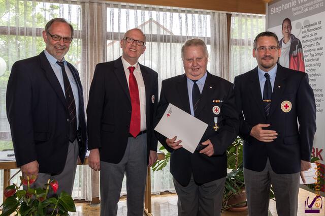 Max Danhofer (2. v.r.) wurde ausgezeichnet mit dem Ehrenzeichen der Bereitschaften in Silber. Im Bild v.r.: Rettungsdienstleiter Thomas Winter, Max Danhofer, stellvertr. Kreisverbandsvorsitzender Stefan Stocker und Werner Haeske