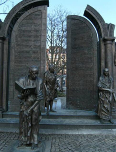 Hannover beim Landtag an der Leine: "Die Göttinger 7". Denkmal der streitbaren Professoren höchst beeindruckend dargestellt!   Kanu Touren im LeineLand:
http://www.myheimat.de/hannover-mitte/freizeit/kanu-touren-im-leineland-auf-nebenfluessen-innerste-und-rhume-ab-hannover-nach-ost-und-west-oder-auf-aller-und-weser-bis-zur-nordsee-d2486258.html  _ Vorbildlich für’s LeineLand _ 
http://www.fuerstenberger-seenland.de/fuerstenberg-paddeln.html | Foto: Hannover