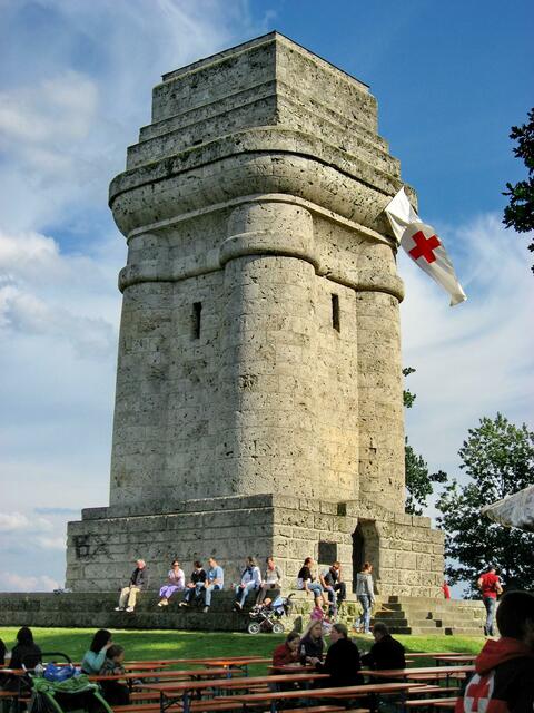 der Bismarckturm unter weiß-blauem Himmel - perfekt!