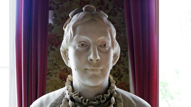 Clara Wolff (1834 - 1899), Marmorbüste, gestaltet durch den Bildhauer Domenico Carli (1828 - 1912) aus Genua.