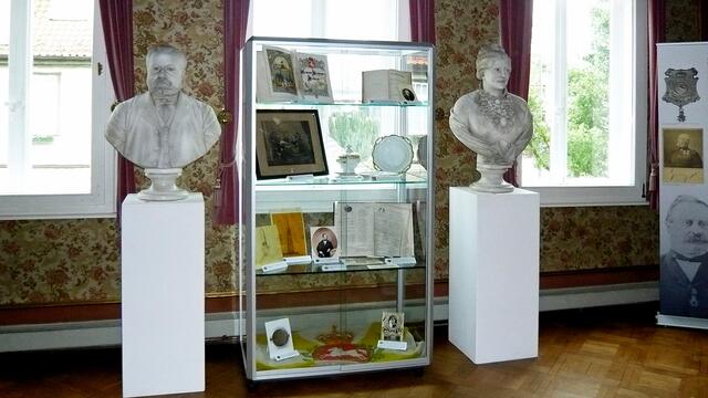 Dauerausstellung "Hoch lebe der König!" in den Räumlichkeiten des heutigen Amtsgerichts in der Langen Straße (Marmorbüsten des Ehepaars Wolff)