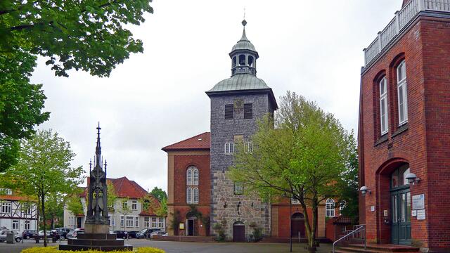 Heute erinnert das Welfendenkmal auf dem Kirchplatz an die Volljährigkeitsfeier für den Kronprinzen Ernst August (1845 – 1923) im Jahr 1863.
