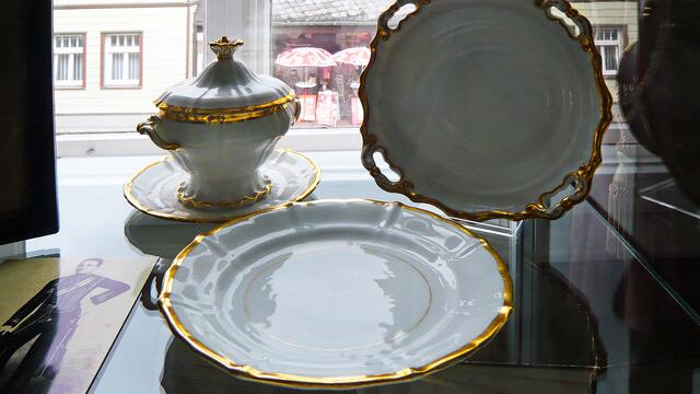 Für die "Volljährigkeitsfeier" ließ Familie Wolff extra Geschirr anfertigen. Besonders aufwändige Stücke wurden von der 1835 in Moabit (Berlin) gegründeten Prozellanmanufaktur Schumann geliefert.