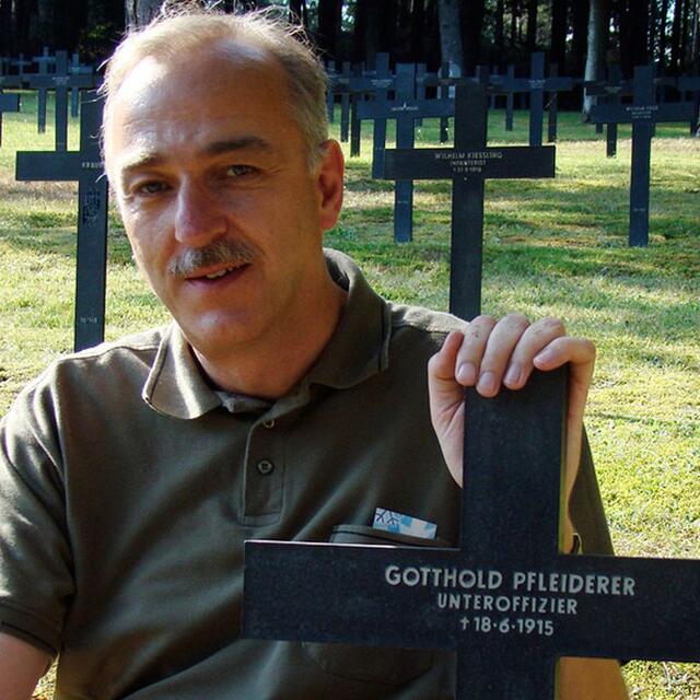 Der Verfasser dieser Zeilen besuchte Gottholds jetziges Grab auf dem deutschen Soldatenfriedhof oberhalb Breitenbach (Departement Haut Rhin, Elsaß) im August 2008.