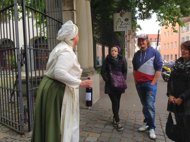 Vor dem Zeughaus treffen wir ...
