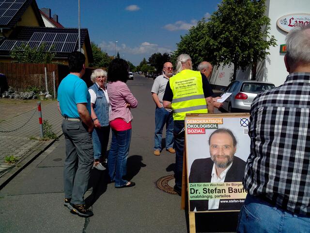 Viele Anwohner aus der Krendelstraße erläutern ihre Probleme mit dem Schleichverkehr (konnten wir selbst beobachten)