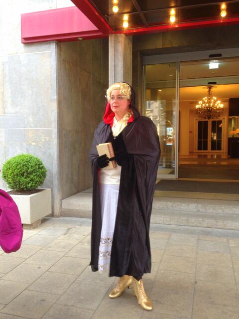 Vor dem Hotel drei Mohren treffen wir auf Madame Renand.