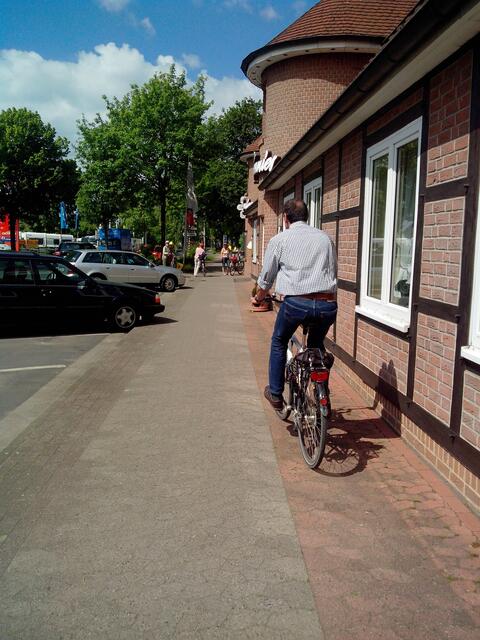 Wegen Parkbuchen vor Hotel Hennies sollen Radfahrer auf dem Fußweg fahren- Kollisionen mit Fußgängern und Gästen aus dem Hoteleingang sind vorprogrammiert!