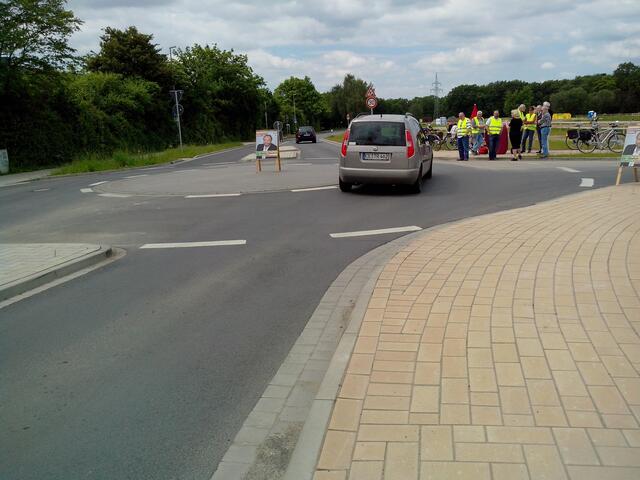 so mündet die Fahrbahn direkt in der Mitte des Kreises!