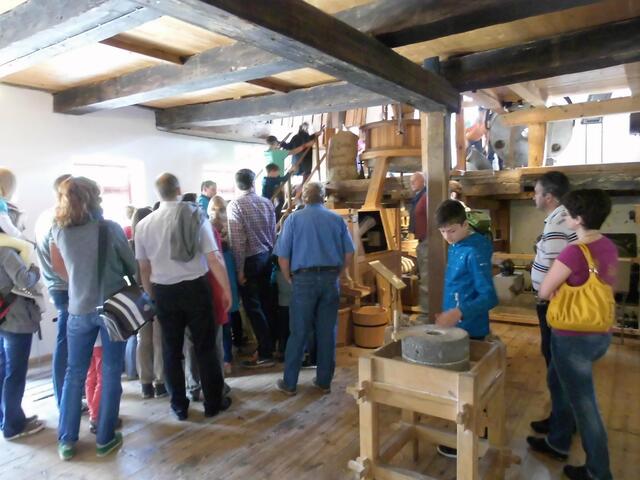 Von der Handmühle zum Steinmahlgang - Besucher im Klostermühlenmuseum