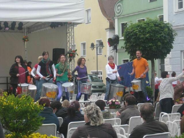 die Trommler aus Dillingen heizen dem Publikum gehörig ein ....