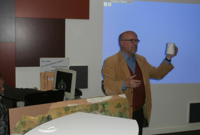 Heimatfreund Wilhelm Kulke aus Benthe hält ein Original.Milchkännchen in die Höhe.