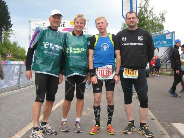 Rennsteig Lauf: Jürgen und Birgit Walter, Detlef Oppermann und Dirk Müller am Start Halbmarathon