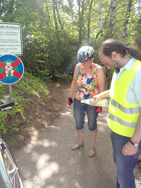 Taufe der sanierten Zuwegung in "Heidrun-Lemke-Weg" (die Grüne Ratsfrau wies in einer Anfrage auf das Problem hin - die Verwaltung hat überraschend schnell gehandelt!)