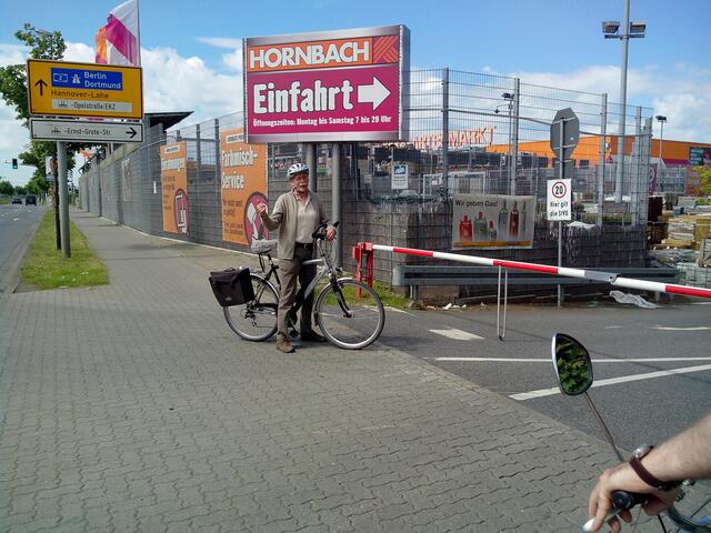 Dr. Gerhard Bargsten erzählt von seinem Unfall mit einem ausfahrenden Auto- Totalschaden des Fahrrads!