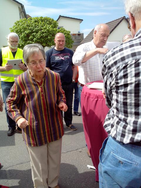 Frau Dr. Scholz schildert ihre Erlebnisse an der Ausfahrt von Hornbach
