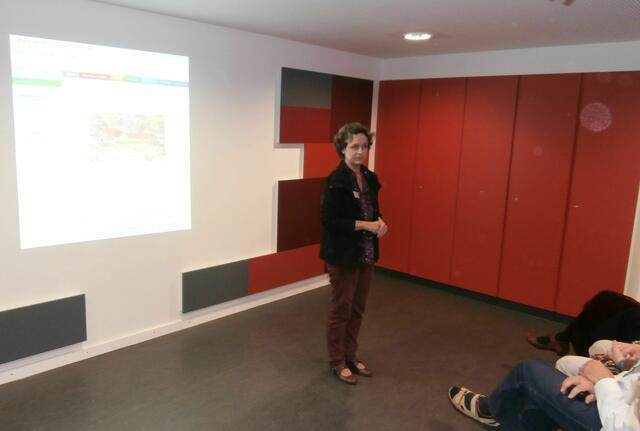 Stadtbibliotheks-Leiterin Isabel Wenz begrüßt die Anwesenden.