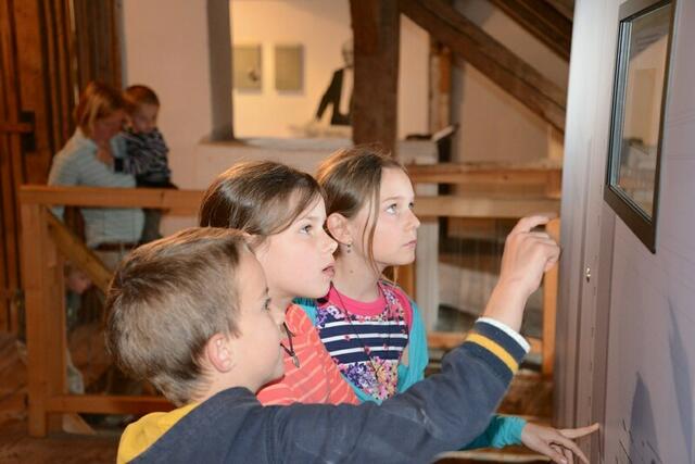 Kinder erforschen am Touchscreen-Monitor wie eine moderne Mühle arbeitet. | Foto: Andreas Strobl, Thierhaupten