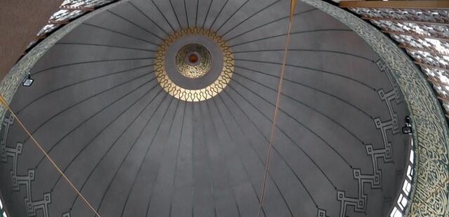 Abschluss der riesigen Kuppel der Moschee.