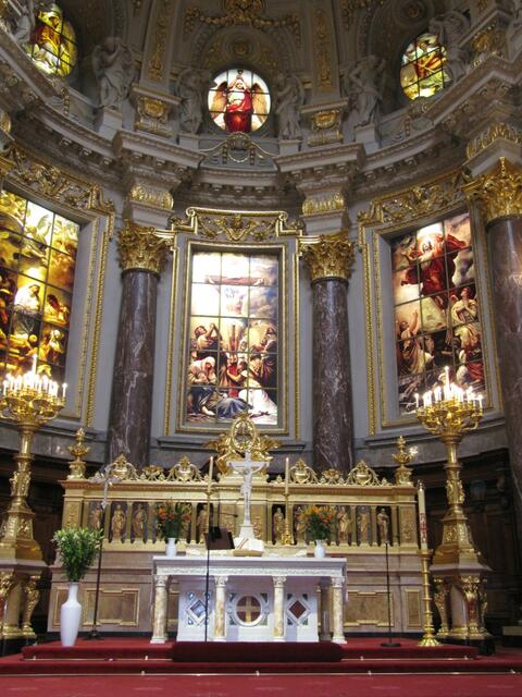 Wunderschöne Fensterbilder über dem Altar.