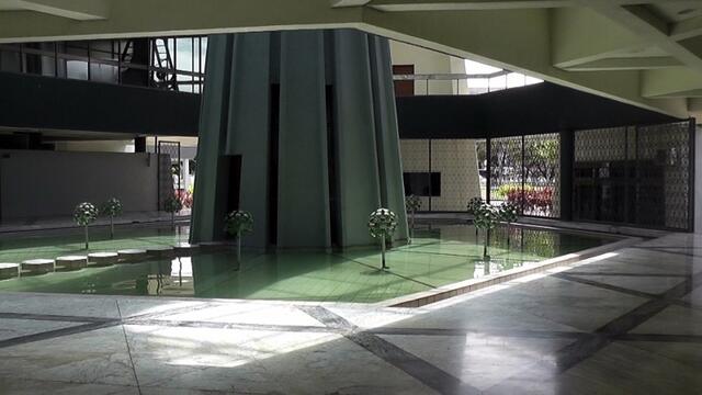 Masjid Negara Sabah: der Fuss des Minaretts steht im Wasser. Der Muezzin betritt den Turm über die Betonplatten.