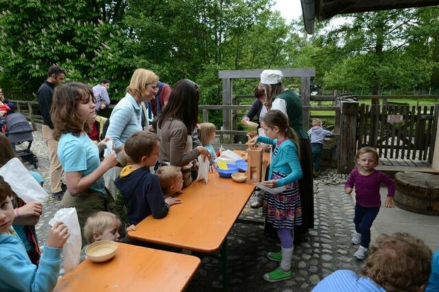 beim Müslimachen mit Handmühlen vor dem Klostermühlenmuseum | Foto: Andreas Strobl, Thierhaupten