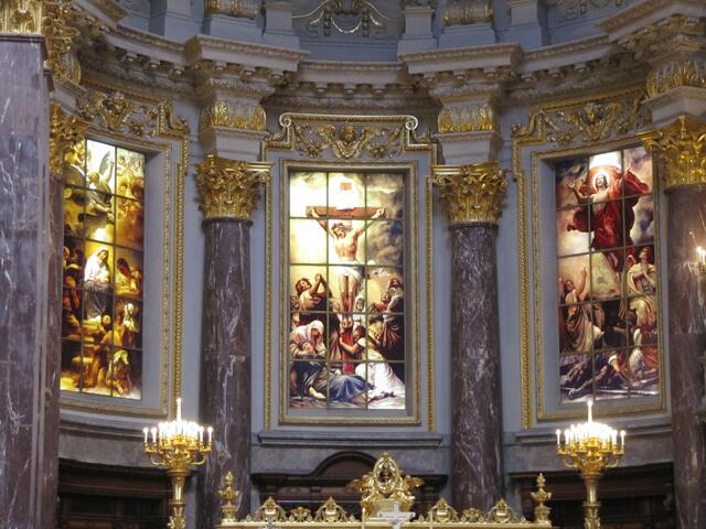 Jesus am Kreuz Bildmitte.