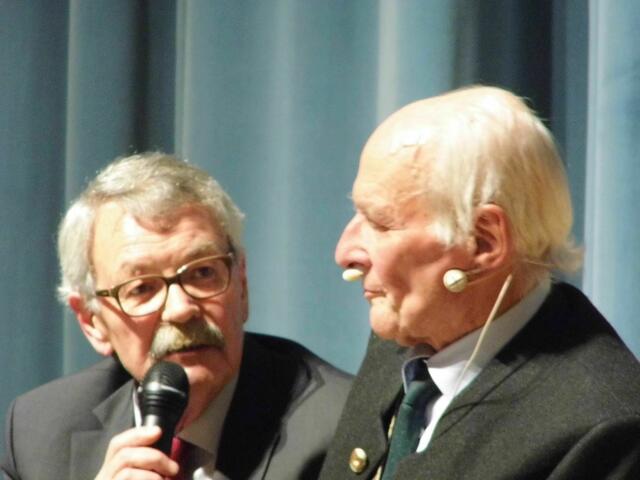 Professor Dr. Claus Hipp hier im Gespräch mit Walter Kaiser dem ehemaligen Chefredaktuer der Günzburger Zeitung der den Abend moderierte