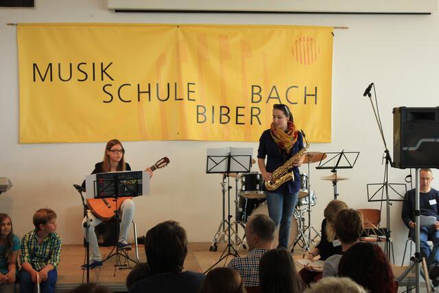 Gitarre und Saxophon
