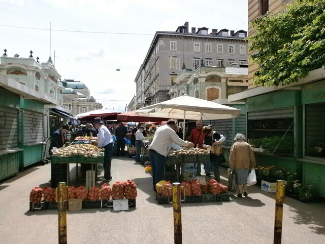 Der Grüne Markt und der Fischmarkt von Rijeka liegen direkt oberhalb des Hafens.