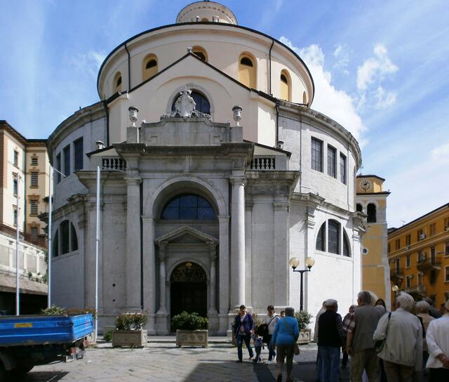 Weiter gehen wir zum Dom des Hl. Veit.  Er ist ein barocker Rundbau und die einzige Barockkirche in Kroatien, so Lara. Die Jesuitenkirche wurde im 16./17. Jahrhundert im Stil des venezianischen Barock erbaut.