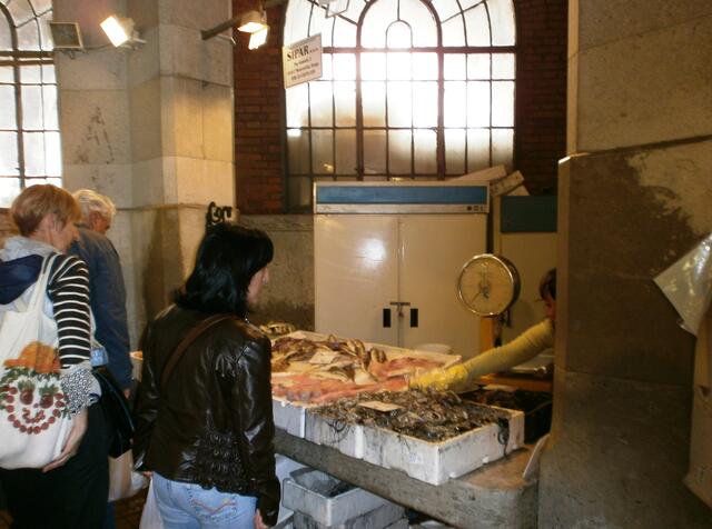 in der Fischhalle gibt es fangfrischen Fisch