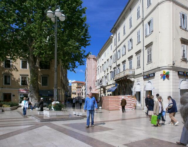 Hier beginnt auch die Prachtstraße von Rijeka, der Korzo, zeigt uns Lara.