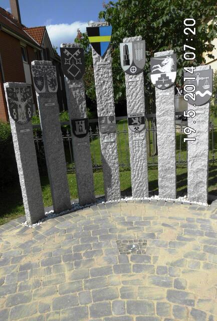 Die Wappenstelen auf dem Freigelände des Heimatmuseums