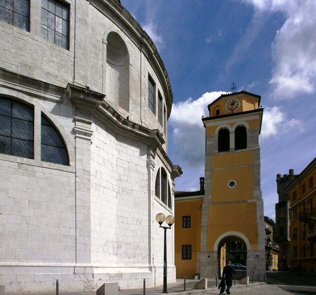 Weiter gehen wir zum Dom des Hl. Veit.  Er ist ein barocker Rundbau und die einzige Barockkirche in Kroatien, so Lara. Die Jesuitenkirche wurde im 16./17. Jahrhundert im Stil des venezianischen Barock erbaut.