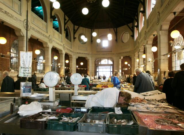 in der Fischhalle gibt es fangfrischen Fisch