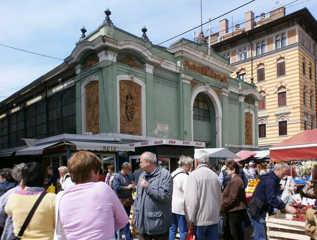 An den zahllosen Ständen und in den historischen Markthallen können Sie frisches Obst und Gemüse kaufen.