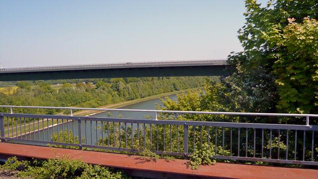Gebaut wurde die neue Levensauer Hochbrücke in den Jahren von 1980 bis 1984. Sie befindet sich etwa 100 m östlich des alten Kanalübergangs.